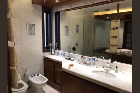 Casa à venda com 322m², 2 quartos e 2 vagas