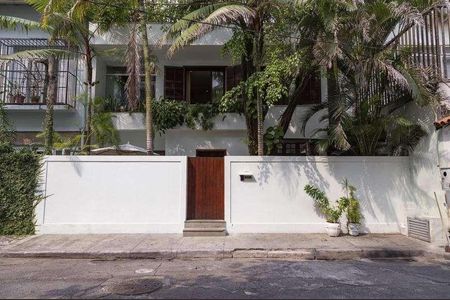 Casa à venda com 322m², 2 quartos e 2 vagas