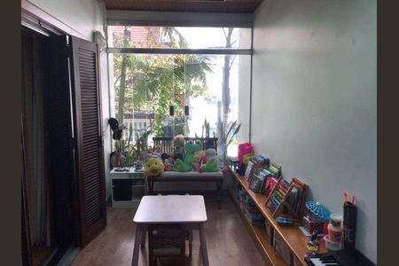 Casa à venda com 322m², 2 quartos e 2 vagas