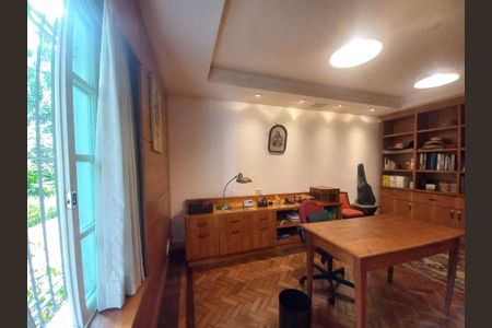 Casa à venda com 740m², 4 quartos e 2 vagas