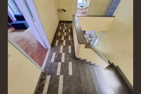 Casa à venda com 240m², 4 quartos e 2 vagas Casa à venda com 240m², 4 quartos e 2 vagasEscadas