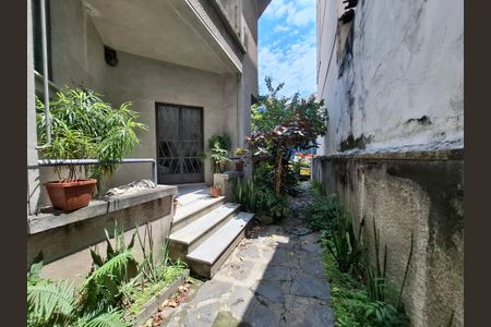 Casa à venda com 240m², 4 quartos e 2 vagas Casa à venda com 240m², 4 quartos e 2 vagasÁrea externa