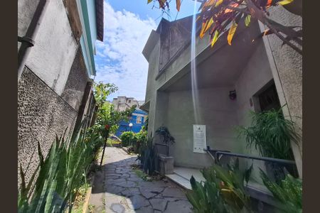 Casa à venda com 240m², 4 quartos e 2 vagas Casa à venda com 240m², 4 quartos e 2 vagasÁrea externa