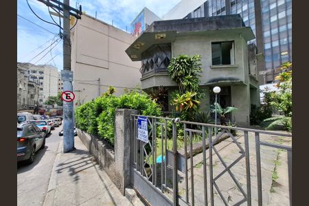 Casa à venda com 240m², 4 quartos e 2 vagas Casa à venda com 240m², 4 quartos e 2 vagasFachada