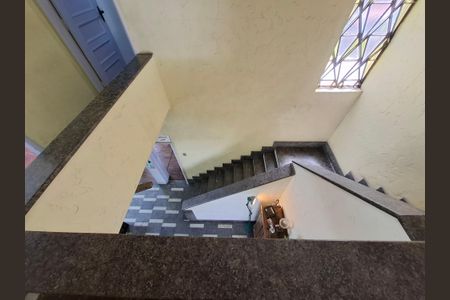 Casa à venda com 240m², 4 quartos e 2 vagas Casa à venda com 240m², 4 quartos e 2 vagasEscadas