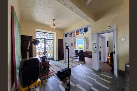 Casa à venda com 240m², 4 quartos e 2 vagas Casa à venda com 240m², 4 quartos e 2 vagasSala