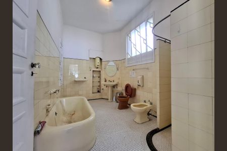 Casa à venda com 240m², 4 quartos e 2 vagas Casa à venda com 240m², 4 quartos e 2 vagasBanheiro da suíte