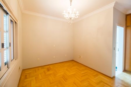 Casa de condomínio à venda com 560m², 4 quartos e 6 vagas Casa de condomínio à venda com 560m², 4 quartos e 6 vagasSuíte 5
