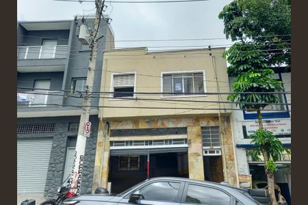 Casa à venda com 200m², 2 quartos e 4 vagas Casa à venda com 200m², 2 quartos e 4 vagasFachada