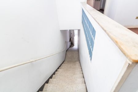 Casa à venda com 200m², 2 quartos e 4 vagas Casa à venda com 200m², 2 quartos e 4 vagasEscada