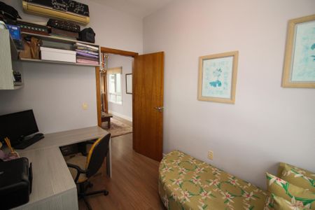 Casa à venda com 180m², 3 quartos e 2 vagasEscritório