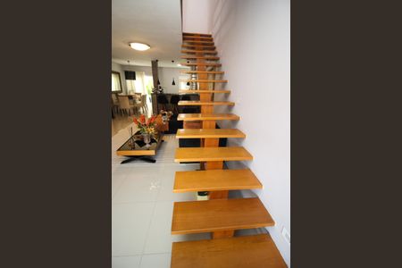 Casa à venda com 180m², 3 quartos e 2 vagasEscada