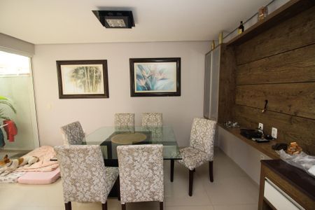 Casa à venda com 180m², 3 quartos e 2 vagasVaranda