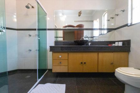 Casa para alugar com 720m², 6 quartos e 8 vagas Casa para alugar com 720m², 6 quartos e 8 vagasBanheiro da Suíte 2
