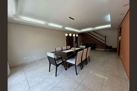 Casa à venda com 1000m², 4 quartos e 8 vagasSala