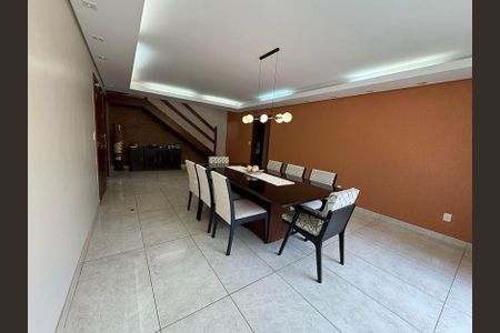 Casa à venda com 1000m², 4 quartos e 8 vagasSala