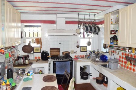 Casa à venda com 700m², 4 quartos e 2 vagas Casa à venda com 700m², 4 quartos e 2 vagasCozinha