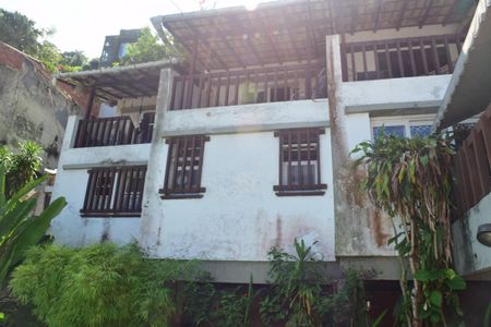 Casa à venda com 700m², 4 quartos e 2 vagas Casa à venda com 700m², 4 quartos e 2 vagasFachada