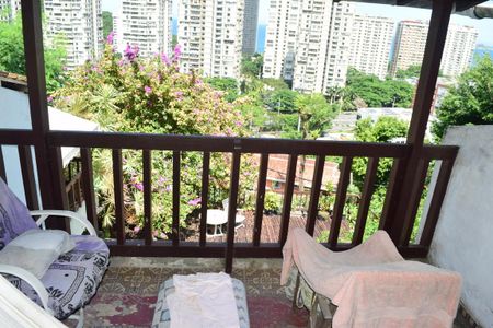 Casa à venda com 700m², 4 quartos e 2 vagas Casa à venda com 700m², 4 quartos e 2 vagasQuarto 2  Varanda