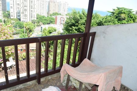 Casa à venda com 700m², 4 quartos e 2 vagas Casa à venda com 700m², 4 quartos e 2 vagasQuarto 2  Varanda