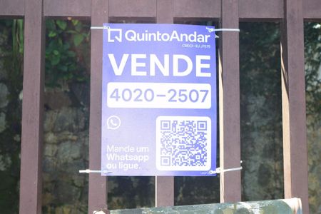 Casa à venda com 700m², 4 quartos e 2 vagas Casa à venda com 700m², 4 quartos e 2 vagasPlaquinha