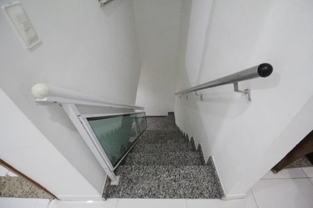 Casa de condomínio à venda com 112m², 3 quartos e 1 vagaSala - Escada