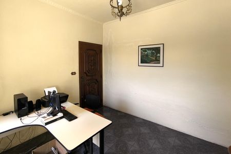 Casa à venda com 173m², 3 quartos e 4 vagas Casa à venda com 173m², 3 quartos e 4 vagasEscritório