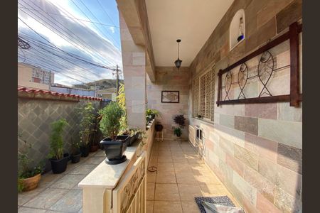 Casa à venda com 210m², 3 quartos e 2 vagas Casa à venda com 210m², 3 quartos e 2 vagasVaranda