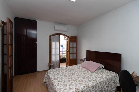 Casa à venda com 255m², 4 quartos e 5 vagas Casa à venda com 255m², 4 quartos e 5 vagasQuarto 4