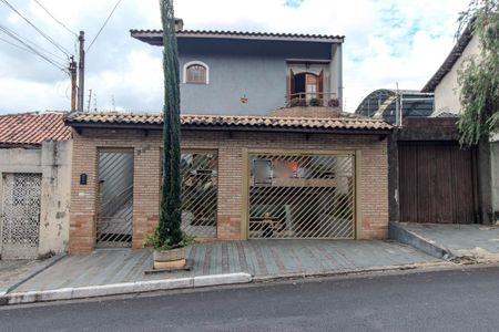 Casa à venda com 255m², 4 quartos e 5 vagas Casa à venda com 255m², 4 quartos e 5 vagasFachada