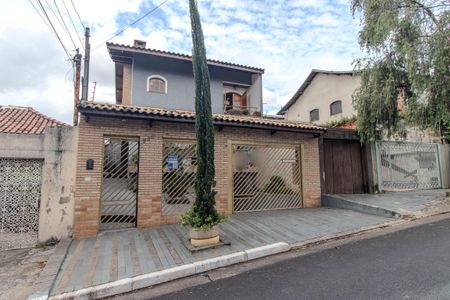 Casa à venda com 255m², 4 quartos e 5 vagas Casa à venda com 255m², 4 quartos e 5 vagasFachada