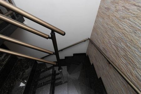 Casa à venda com 255m², 4 quartos e 5 vagas Casa à venda com 255m², 4 quartos e 5 vagasEscada