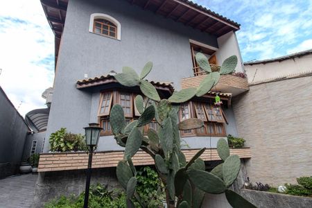 Casa à venda com 255m², 4 quartos e 5 vagas Casa à venda com 255m², 4 quartos e 5 vagasFachada