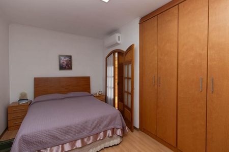 Casa à venda com 255m², 4 quartos e 5 vagas Casa à venda com 255m², 4 quartos e 5 vagasQuarto Suíte 2