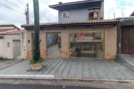 Casa à venda com 255m², 4 quartos e 5 vagas Casa à venda com 255m², 4 quartos e 5 vagasFachada