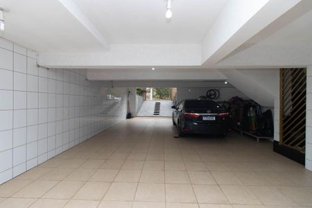 Casa à venda com 255m², 4 quartos e 5 vagas Casa à venda com 255m², 4 quartos e 5 vagasGaragem