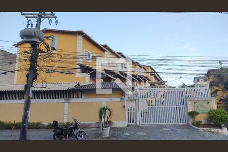 Casa de condomínio à venda com 120m², 4 quartos e 2 vagas Casa de condomínio à venda com 120m², 4 quartos e 2 vagasFachada