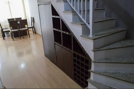 Casa de condomínio à venda com 120m², 4 quartos e 2 vagas Casa de condomínio à venda com 120m², 4 quartos e 2 vagasEscada