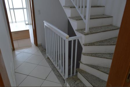 Casa de condomínio à venda com 120m², 4 quartos e 2 vagas Casa de condomínio à venda com 120m², 4 quartos e 2 vagasEscada