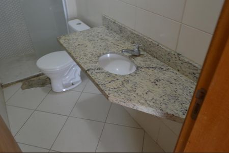 Casa de condomínio à venda com 120m², 4 quartos e 2 vagas Casa de condomínio à venda com 120m², 4 quartos e 2 vagasBanheiro da Suíte