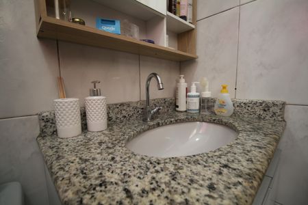 Casa de condomínio à venda com 84m², 2 quartos e 2 vagasBanheiro 1