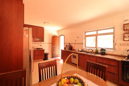 Casa à venda com 233m², 5 quartos e 2 vagas Casa à venda com 233m², 5 quartos e 2 vagasCozinha