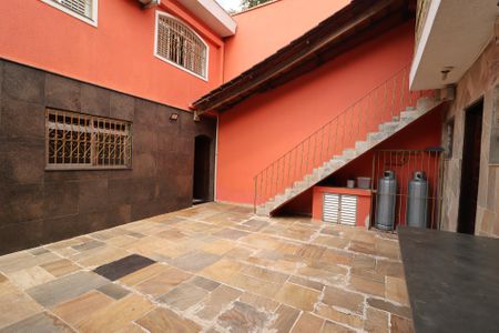 Casa à venda com 233m², 5 quartos e 2 vagas Casa à venda com 233m², 5 quartos e 2 vagasQuintal com Churrasqueira