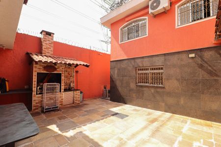 Casa à venda com 233m², 5 quartos e 2 vagas Casa à venda com 233m², 5 quartos e 2 vagasQuintal