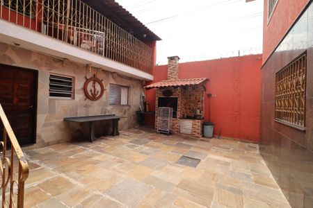 Casa à venda com 233m², 5 quartos e 2 vagas Casa à venda com 233m², 5 quartos e 2 vagasQuintal com Churrasqueira