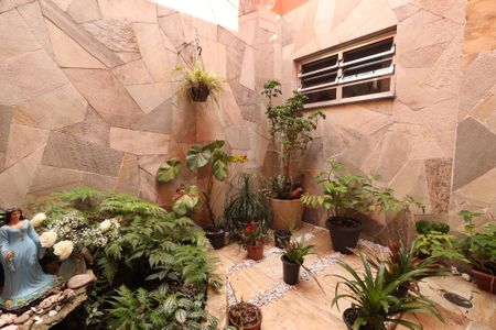 Casa à venda com 233m², 5 quartos e 2 vagas Casa à venda com 233m², 5 quartos e 2 vagasVaranda