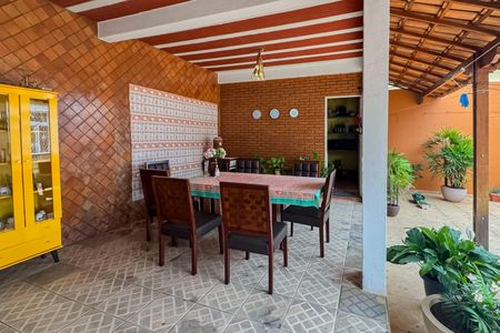 Casa à venda com 210m², 4 quartos e 4 vagas Casa à venda com 210m², 4 quartos e 4 vagasÁrea externa