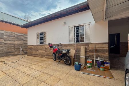Casa à venda com 210m², 4 quartos e 4 vagas Casa à venda com 210m², 4 quartos e 4 vagasÁrea externa
