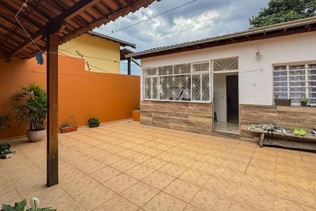 Casa à venda com 210m², 4 quartos e 4 vagas Casa à venda com 210m², 4 quartos e 4 vagasÁrea externa