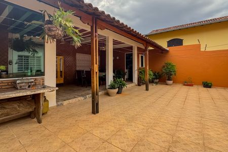 Casa à venda com 210m², 4 quartos e 4 vagas Casa à venda com 210m², 4 quartos e 4 vagasÁrea externa